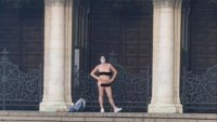 Богохулство: Жена позира гола пред "Александър Невски"