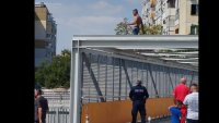 Спасиха с платнище мъж, скочил от пасарелка на бул. "Левски"