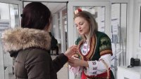 Баба Марта закичи клиентите на НАП Варна с мартенички за здраве