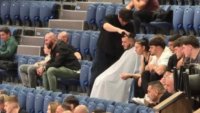 Кой е бръснарят, подстригвал по време на плейофния баскетболен мач във Варна