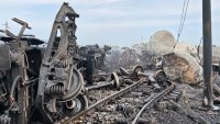 Тумба с каруци опоска цистерните от авариралия влак край село Пясъчево