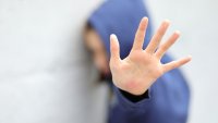 Агресия: Заснеха 13-годишно момиче да рита, скубе и бие друго дете