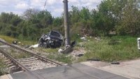 Влак помете кола на прелез, загина мъж (СНИМКА)