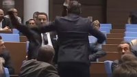 Цончо Ганев налетя на бой на Явор Божанков в парламента (ВИДЕО)