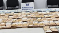Митничари откриха валута за над 1,1 млн. лв. в тайници на автобус