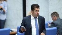 Кирил Петков скочи на Бойко Борисов