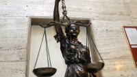 Задържаха под стража учителя, обвинен в педофилия