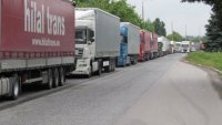 Над 20-километрова колона от тирове на границата