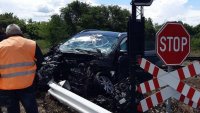 Пореден ЖП инцидент: Товарен влак удари лек автомобил на жп прелез в Русенско