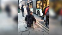 Грозно... Шофьор на автобус не пусна рампата за момче с инвалидна количка