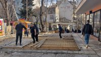 Разчистват от бараки района до Македонския дом (СНИМКИ)