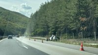 Кола се озова в канавката на АМ Хемус