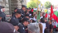 Привърженици на "Величие" и "Възраждане" опитаха да нахлуят в НС (ВИДЕО)