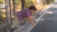 На жители на "Галата" се налага да лазят по насипите, за да се изкачат до пътя