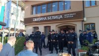 Изведоха с белезници кмета на Белица, майка му припадна