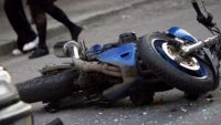 Моторист е с опасност за живота след катастрофа
