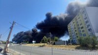 Частично бедствено положение в Средец, огънят продължава да тлее
