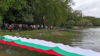 Разпънаха 100-метров български флаг над язовир Николаевка край Варна (СНИМКИ)