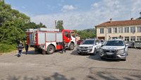 Изгорели къщи и евакуирани хора заради пожара в Трънско