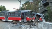 Неизвестен подкара трамвай и се заби в подлез