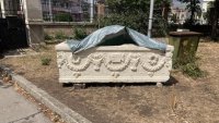 Откритият край Варна саркофаг стои пред Археологическия музей, покрит с найлон