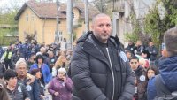 Шофьор  с анцунг и черен Мерцедес едва не прегази бащата на Сияна на пешеходна пътека
