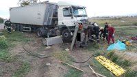 Двама загинаха след сблъсък между тир и камион