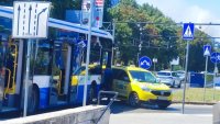 Катастрофа между градски автобус и такси във Варна