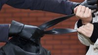 Мъж нападна и обра млада жена във Варна посред бял ден