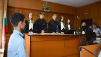 Ученици от Варна участваха в симулиран процес по гражданско дело