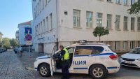 Евакуираха училище в Бургас, след като ученички се пръскаха с лютив спрей