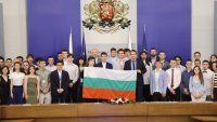 Желязков връчи националния флаг на олимпийските отбори по природни науки