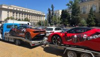 Спря от движение луксозните автомобили на „Величие“, брандирани с Борисов и Пеевки 