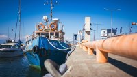 Капитан на риболовен кораб отнесе глба, нямал необходимите документи 