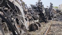 Седем товарни вагона дерайлираха в Русе, разпиля се амониева селитра