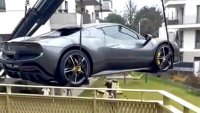 Мъж паркира Ferrari на балкона си, общината го прибра с кран (ВИДЕО)