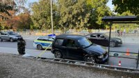 Джип се блъсна в спирка в "Аспарухово"