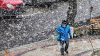 Баба Марта се разлюти: Слънце пече, сняг вали във Варна