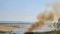 Военен хеликоптер, пожарникари и доброволци гасят огъня край Илинденци