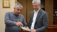 Потребителите на старчески дом дариха кмет на Варна с ръкоделия за Великден