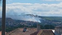 Голям пожар гори в ромската махала на Белослав