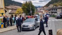 Радев пристигна в Смолян с личния си автомобил (ВИДЕО)